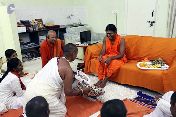 File:20100816 07-ashramite-get-his-dress-blessed-by-swamiji CMP WM.jpg