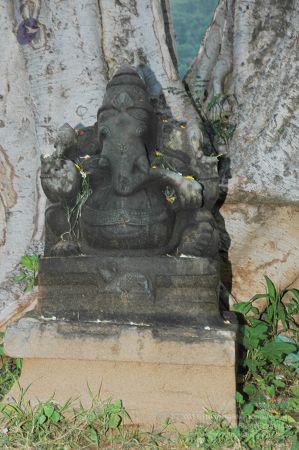 1989-GANESHA TiruvannamalaiTemple BanyanTreeGaneshaArea Nov2006 39-39.jpg