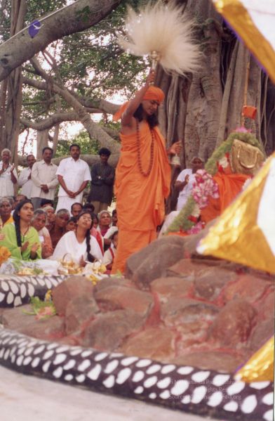File:2004 - First Sannyas Deeksha At AdiKailaasa-412 013.jpg