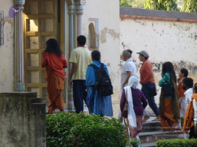 2006 Varanasi Yatra 010077 CMP WM.jpg