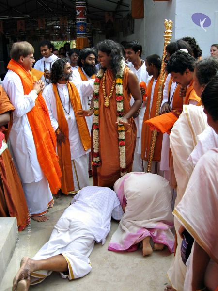 File:20071223 blessingashramites 1632 CMP WM.jpg