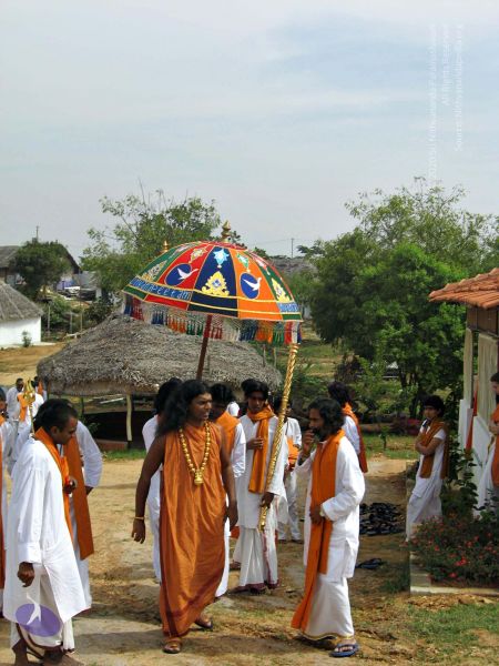 File:20071223 blessingashramites 1736 CMP WM.jpg