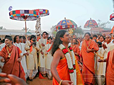 20080101 more procession 070080.jpg