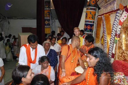 20080717 more darshan 0377 CMP WM.jpg