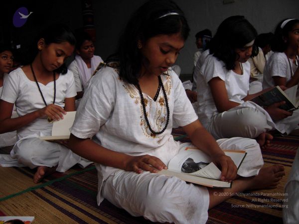 2008 Gurukul Photo 207 1spNYLkuaKjf7e12PM-XZssvSW ZJtv2s.jpg