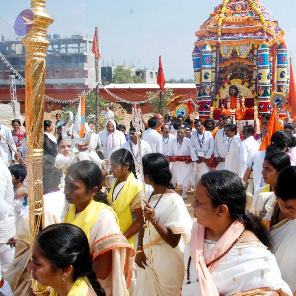 File:20091229DSC 8212 CMP WM00100 Procession.jpg