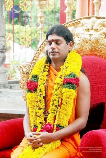 File:20100815 04-swamiji-in-pada-puja CMP WM01.jpg