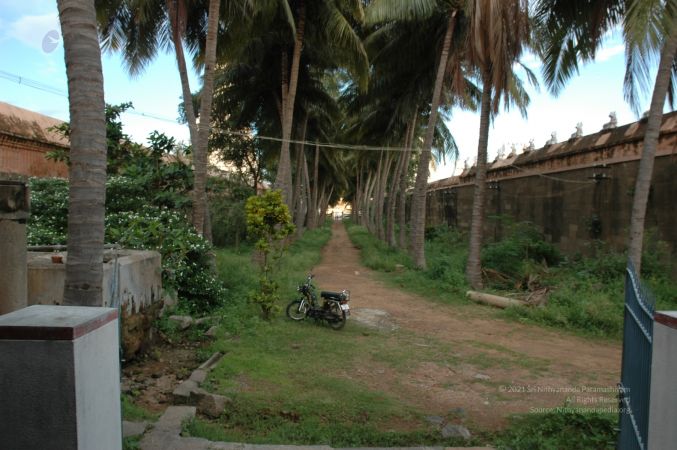 ArunachaleshwaraTemple KrittikaMandapam 11Nov2006 Pathway 4 watermarked.jpg