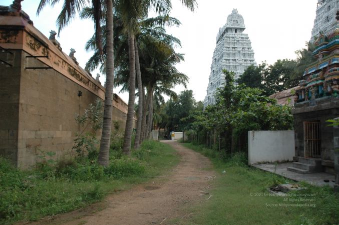 ArunachaleshwaraTemple KrittikaMandapam 11Nov2006 Pathway 6 watermarked.jpg