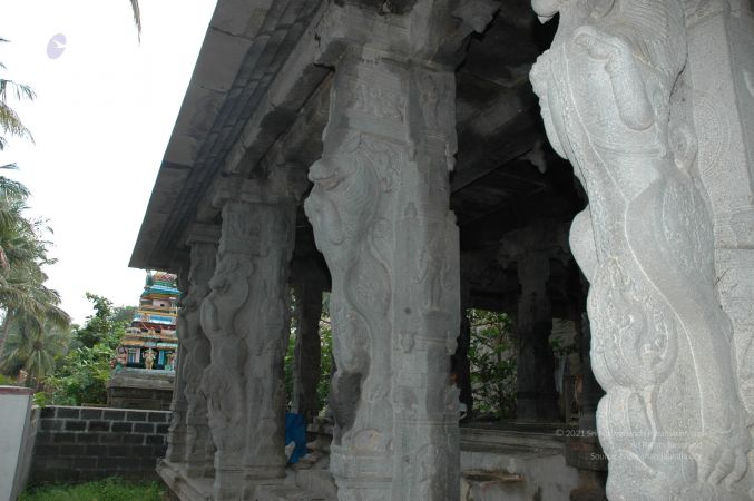 ArunachaleshwaraTemple KrittikaMandapam 11Nov2006 Pillars 7 watermarked.jpg