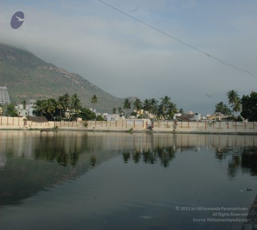 Temple Arunachala And Agni Teertam Tiruvannamalai 4Nov2006 10-09.jpg