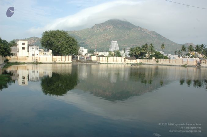 Temple Arunachala And Agni Teertam Tiruvannamalai 4Nov2006 3-02.jpg