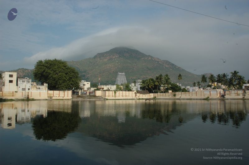 File:Temple Arunachala And Agni Teertam Tiruvannamalai 4Nov2006 6-05.jpg