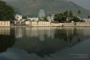 Temple Arunachala And Agni Teertam Tiruvannamalai 4Nov2006 7-06.jpg